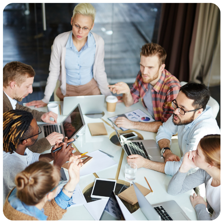 Ludzie biuro spotkanie 